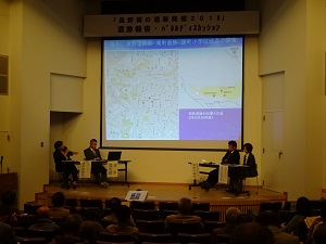 当センター職員がスライドを見ながら長野市県町遺跡の説明をしている様子。