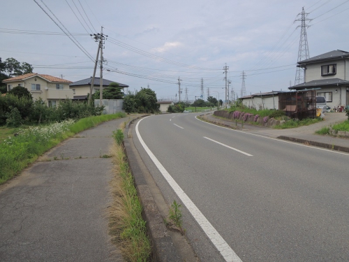 宮之前１号墳の調査地の現在（主要地方道長野信州新町線）を南からみた写真です。