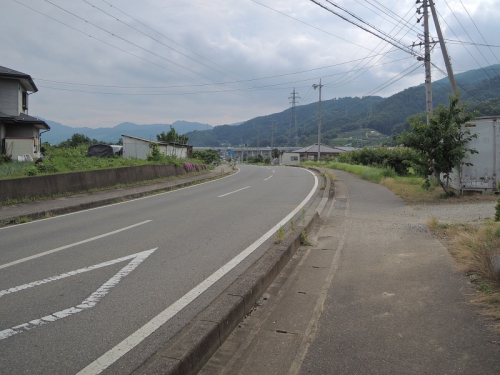 宮之前１号墳の調査地の現在（主要地方道長野信州新町線）を北からみた写真です。