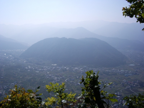中央に皆神山が写っています。